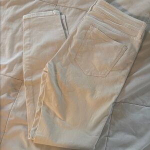 EUC Vineyard Vines white jeans